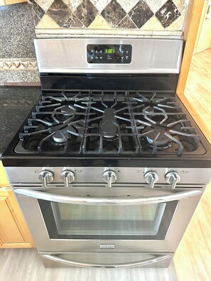 Cookware/dishes/utensils - Relaxing 3BR/2BA Stay, Spacious, Clean & Central (San Jose)