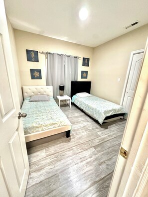 Iron/ironing board, Internet, bed sheets