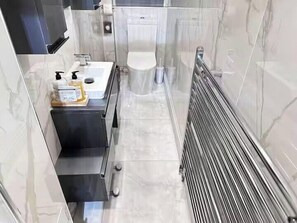 Regadera, secadora de cabello, toallas