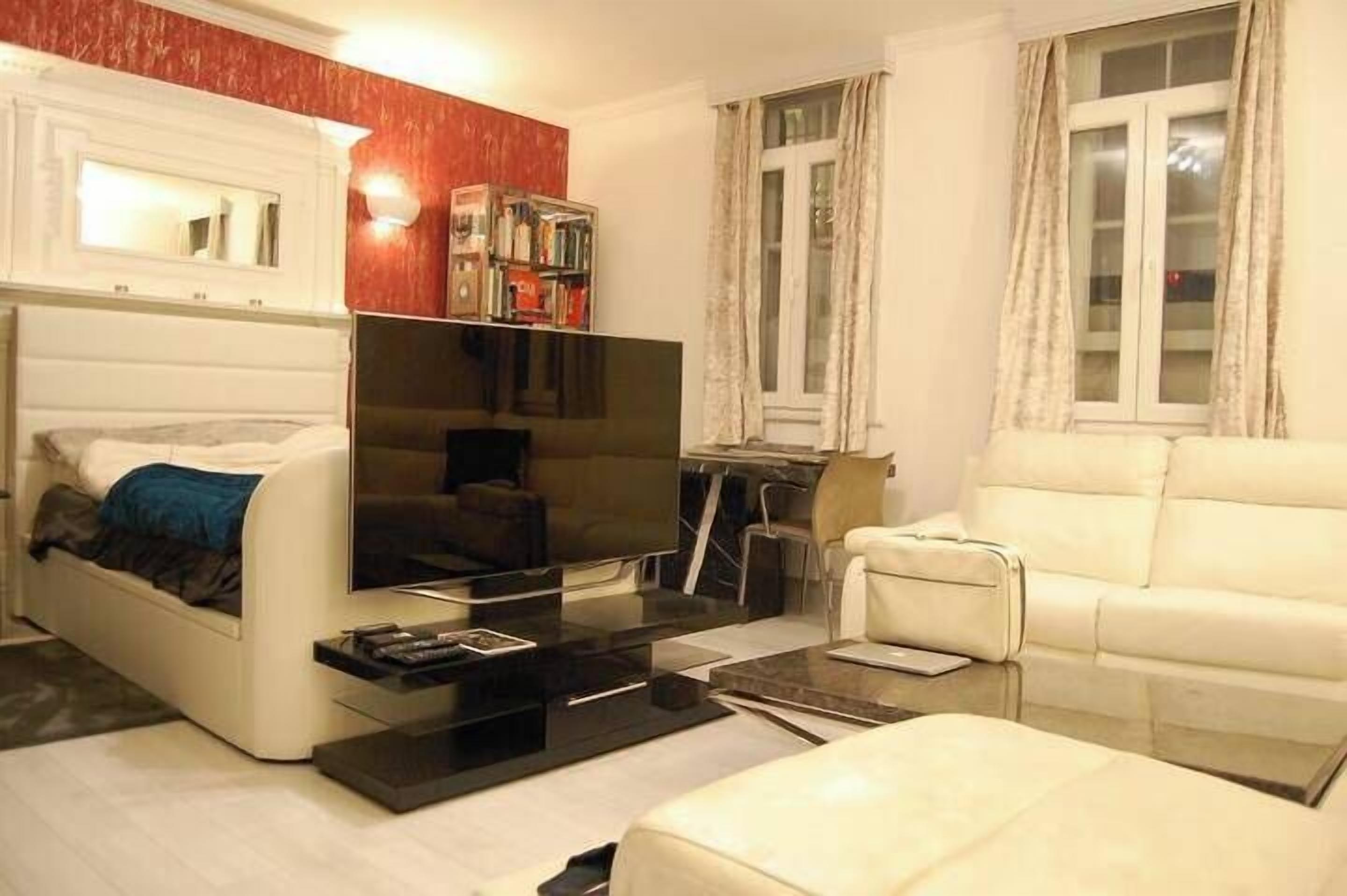 4 habitaciones, tabla de planchar con plancha, wifi y ropa de cama 