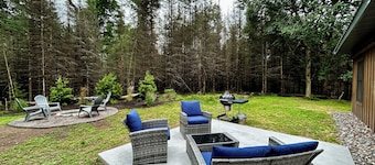 Cozy Cabin in the Northwoods-Everygreen Escape