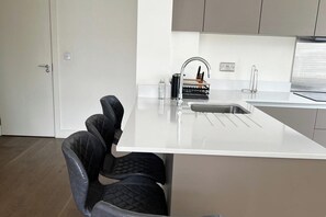 Refrigerador, microondas, horno, placa de cocina