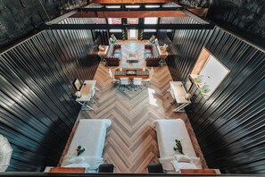 Lobby - Walking distance to bar & restaurants, cool laid-back vibe with pool table! (Jamestown)