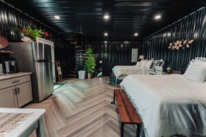 1 bedroom, desk, free WiFi, bed sheets - Walking distance to bar & restaurants, cool laid-back vibe with pool table! (Jamestown)