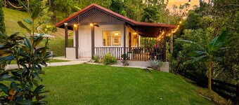 Cabin among Pines: Pool w Heat, Fire Pit and Mini Golf, for couples and families