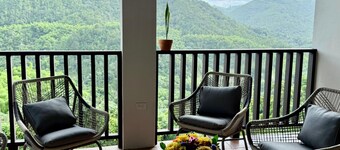 Cabin among Pines: Pool w Heat, Fire Pit and Mini Golf, for couples and families