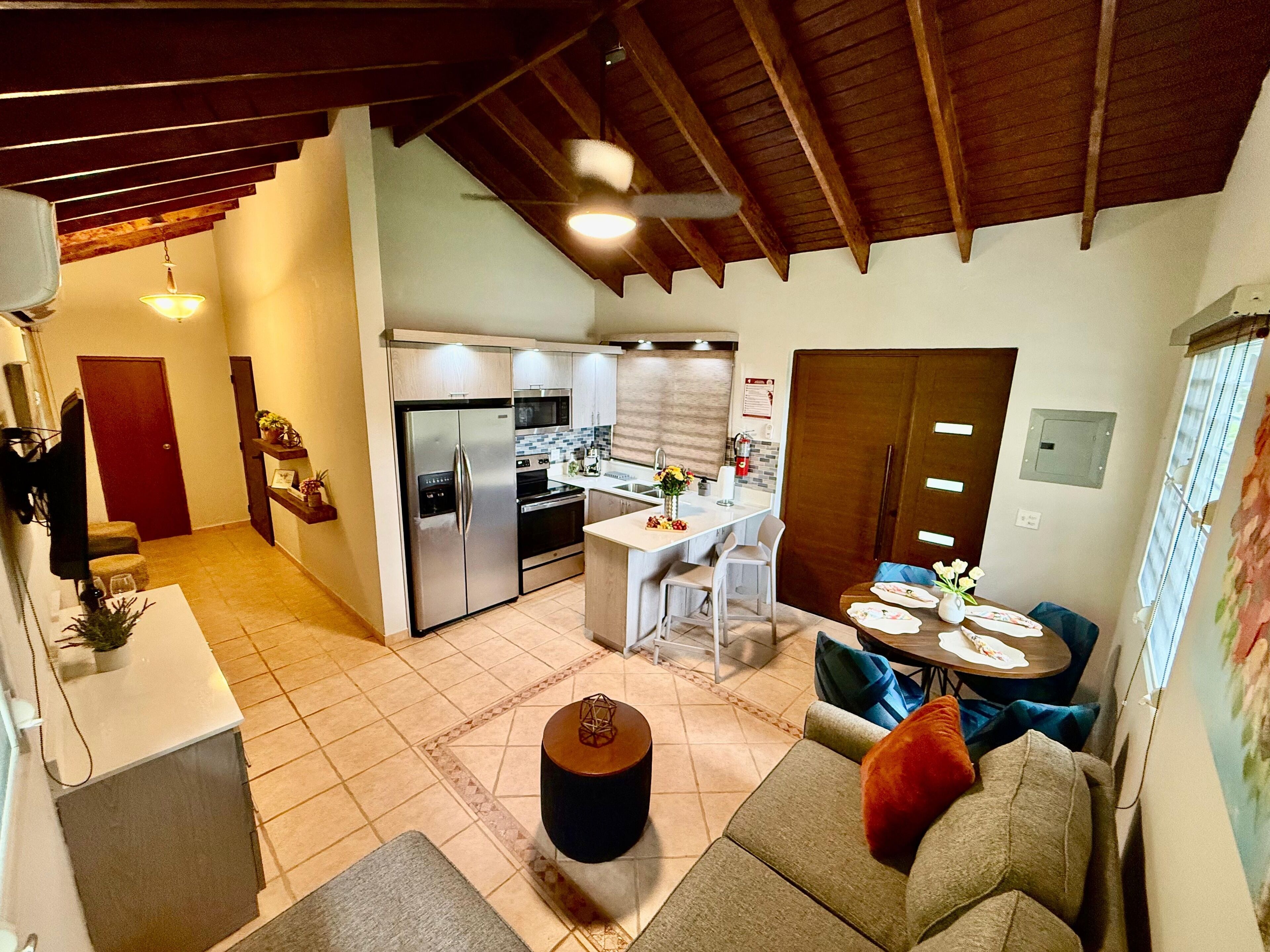 Smart-tv, pejs, bøger, stereoanlæg