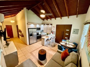 Smart-TV, Kamin, Bücher, Stereoanlage