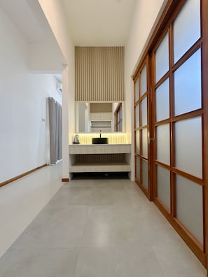 Villa Garden | Badrum | Dusch, regndusch, gratis toalettartiklar och handdukar