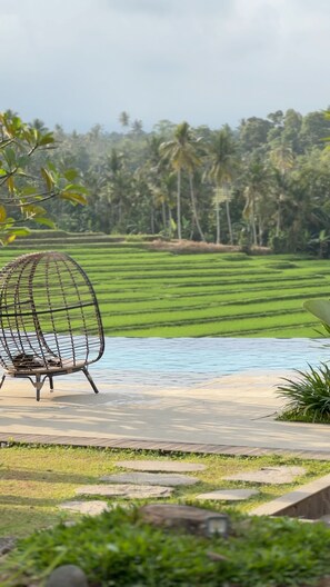 8 outdoor pools