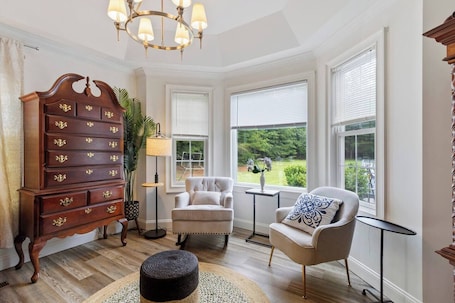 Interior. Family Poolside Oasis & Guest Suite 5BR/4BA & YARD