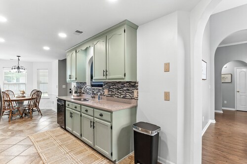 Comfort Meets Convenience 3BR Near Robins AFB w/ Patio & Yard