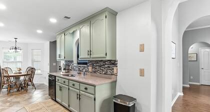 Comfort Meets Convenience 3BR Near Robins AFB w/ Patio & Yard