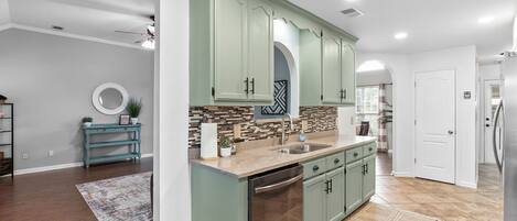 冰箱、微波炉、烤箱、炉灶