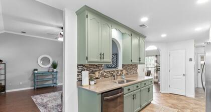 Comfort Meets Convenience 3BR Near Robins AFB w/ Patio & Yard