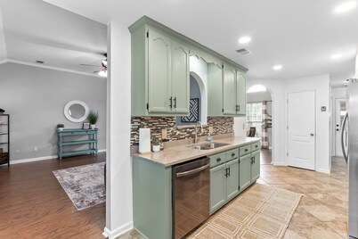 Comfort Meets Convenience 3BR Near Robins AFB w/ Patio & Yard