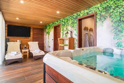 Villa Vinita w/ Jacuzzi & Sauna near Thermal Spa, Sveti Jurij ob Ščavnici, Slovenia