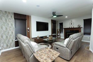 TV, fireplace