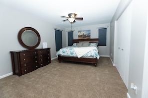 4 bedrooms, iron/ironing board, internet, bed sheets