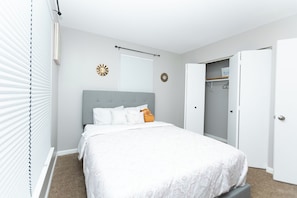 4 bedrooms, iron/ironing board, Internet, bed sheets