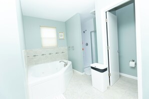 Ein modernes Badezimmer mit Badewanne, Dusche und Toilette.