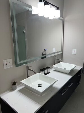 Dusche, Handtücher, Seife, Toilettenpapier