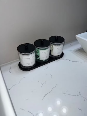 Doccia, asciugamani, sapone, carta igienica
