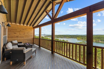 Table Rock Lake View Cabin with Firepit, Walking Trail & Free SDC Tickets