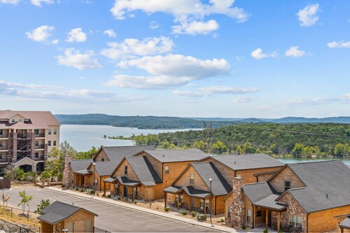 Lake & Pool View Premium Cabin, Private Hot Tub, Free Daily Attraction Tickets Near SDC