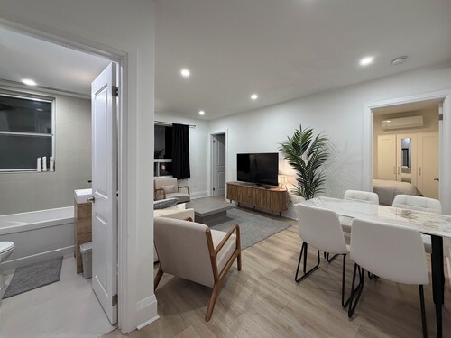 Leaside 2BR with parking and laundry, family and pet friendly neighbourhood