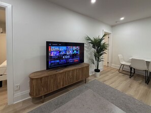 Interior - Leaside 2BR with parking and laundry, family and pet friendly neighbourhood (Toronto)