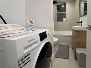 Hair dryer, towels, soap, toilet paper - Leaside 2BR with parking and laundry, family and pet friendly neighbourhood (Toronto)