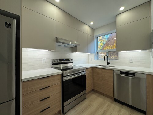 Leaside 2BR with parking and laundry, family and pet friendly neighbourhood