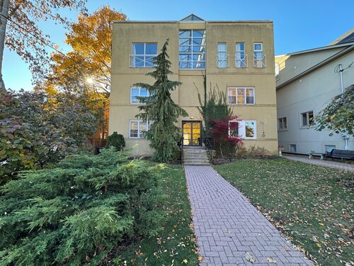 Leaside 2BR with parking and laundry, family and pet friendly neighbourhood