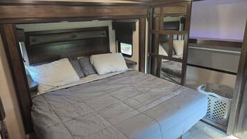 3 habitaciones, tabla de planchar con plancha, wifi y ropa de cama