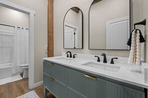Sèche-cheveux, serviettes fournies, savon, shampoing