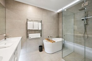 House, City View, Executive Level | Bilik Mandi | Selipar, sabun, syampu, tisu tandas 