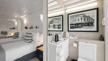 Maison, vue sur la ville, secteur Affaires | Salle de bain | Pantoufles, savon, shampooing, papier de toilette