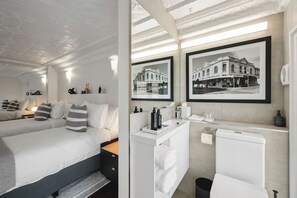 House, City View, Executive Level | Bathroom | Slippers, soap, shampoo, toilet paper - The Higham (Fremantle)