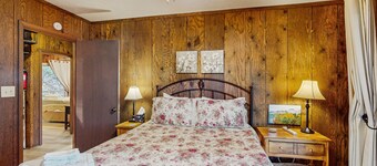 Cozy 4BR Beech Mountain cottage with views, adventure, and comfort for all.