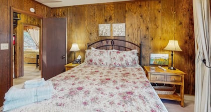 Cozy 4BR Beech Mountain cottage with views, adventure, and comfort for all.