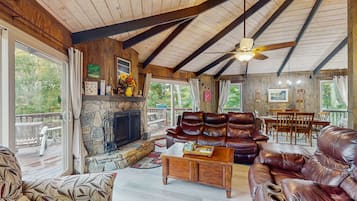 Télévision, cheminée, lecteur de DVD