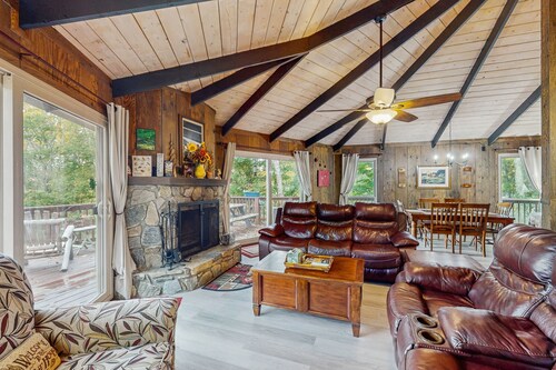 Cozy 4BR Beech Mountain cottage with views, adventure, and comfort for all.