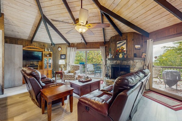 TV, fireplace, DVD player - Cozy 4BR Beech Mountain cottage with views, adventure, and comfort for all. (Beech Mountain)