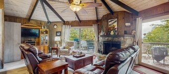Cozy 4BR Beech Mountain cottage with views, adventure, and comfort for all.