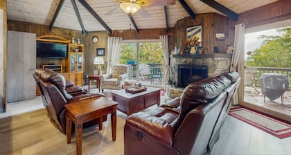 Cozy 4BR Beech Mountain cottage with views, adventure, and comfort for all.