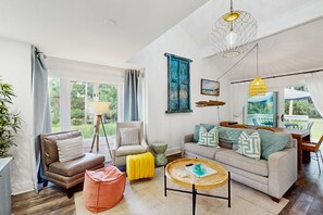 TV - Cheerful condo with shared pool, close to beach, golf, tennis and shopping (Hilton Head)