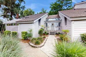Terrace/patio - Cheerful condo with shared pool, close to beach, golf, tennis and shopping (Hilton Head)