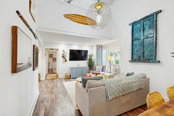 TV - Cheerful condo with shared pool, close to beach, golf, tennis and shopping (Hilton Head)