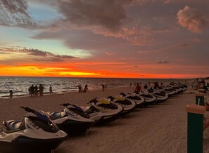 Chaises longues, serviettes de plage